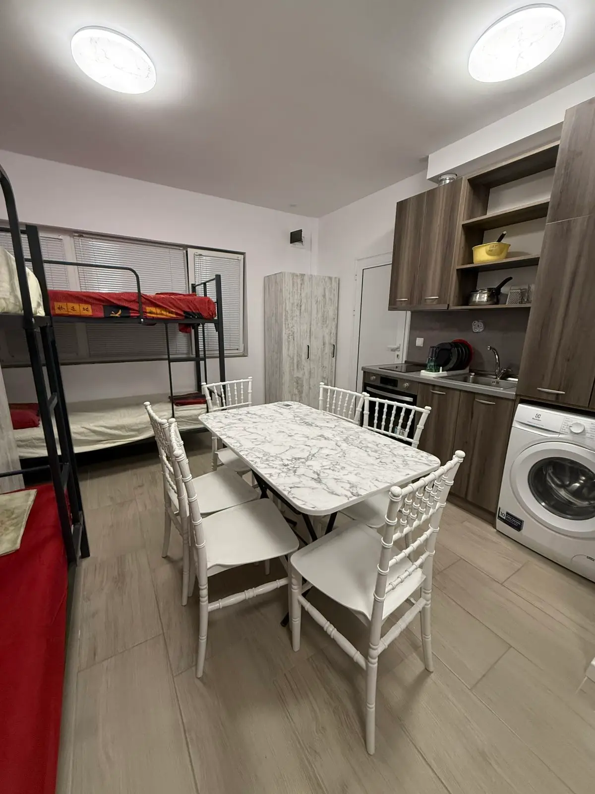 Shared room with a dining table and a kitchenette